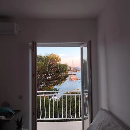 Mustel - Adults Only